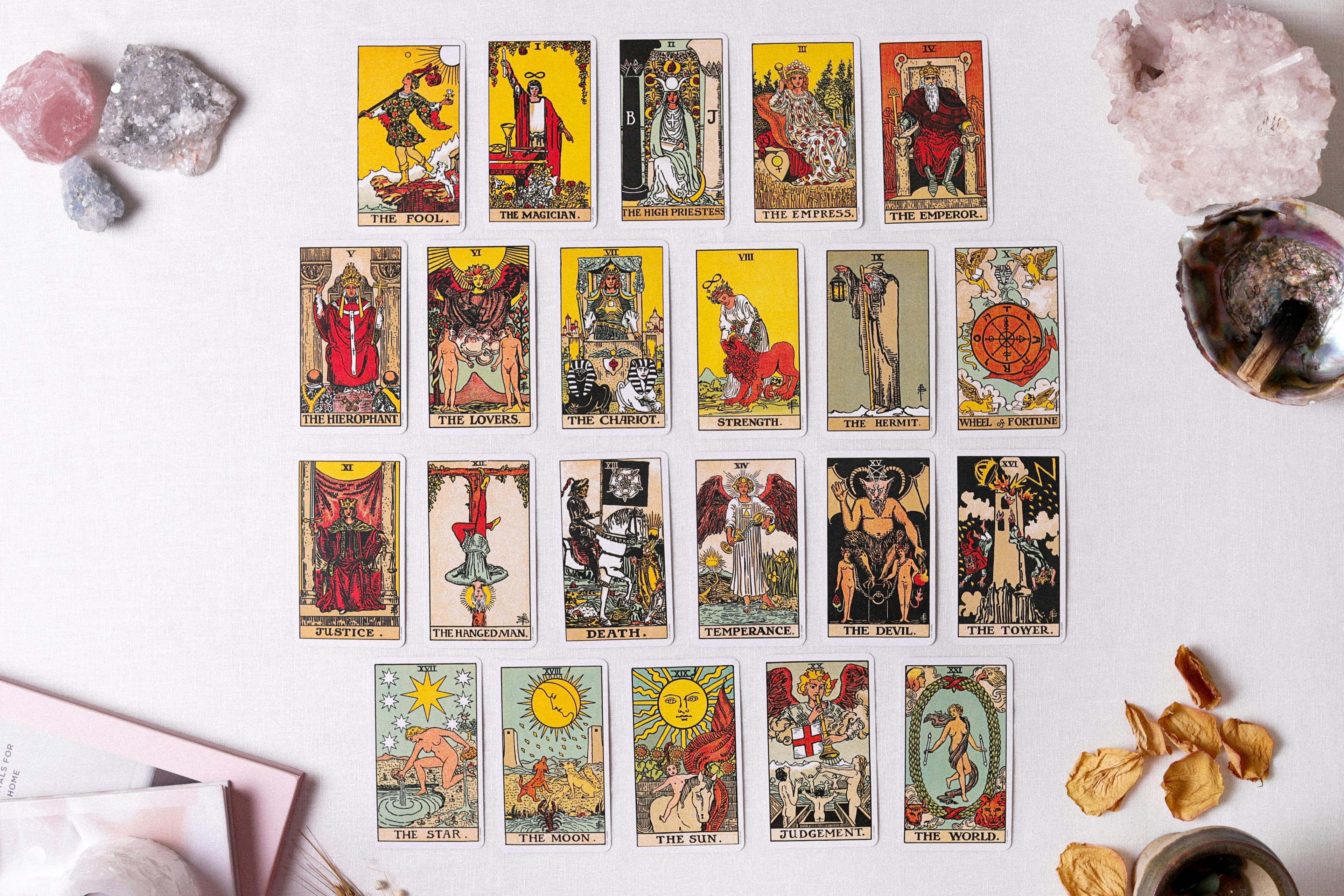 Viele beginnen mit Tarot voller Neugier und verlieren sich dann zwischen widersprüchlichen Bedeutungen, Halbwissen und der Frage, wie man all das wirklich miteinander verbindet. In meinem Kurs findest du endlich eine klare Struktur, tiefes Verständnis und den Raum, deine Intuition frei entfalten zu lassen. Du bekommst das Fundament, um dranzubleiben, Sicherheit zu gewinnen und Tarot zu einem lebendigen Teil deines Alltags werden zu lassen – voller Magie, Klarheit und Vertrauen in deine eigene Intuition.